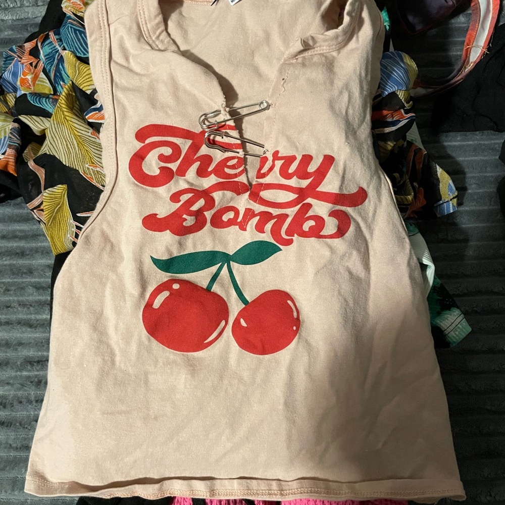 Mystery Baddie shirt lot with free matching set !